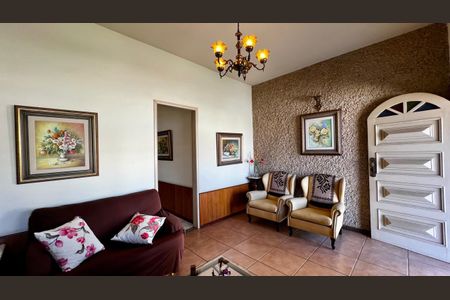 Casa à venda com 240m², 4 quartos e 2 vagas Casa à venda com 240m², 4 quartos e 2 vagasSala
