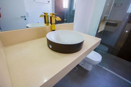 Apartamento à venda com 121m², 3 quartos e 3 vagas Apartamento à venda com 121m², 3 quartos e 3 vagasBanheiro da Suíte 1