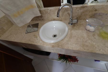 Casa à venda com 217m², 3 quartos e 5 vagasBanheiro da Suíte 1 - Pia