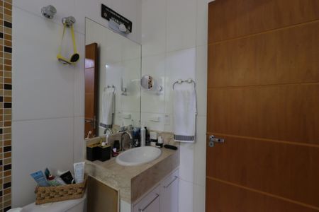 Casa à venda com 217m², 3 quartos e 5 vagasBanheiro da Suíte 2