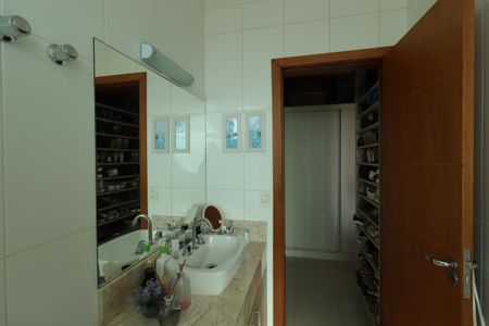 Casa à venda com 217m², 3 quartos e 5 vagasBanheiro da Suíte 3