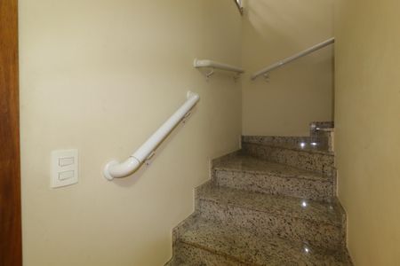 Casa à venda com 217m², 3 quartos e 5 vagasEscada para a garagem