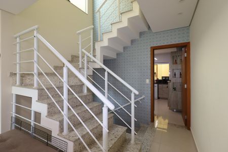 Casa à venda com 217m², 3 quartos e 5 vagasEscada piso inferior