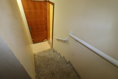 Casa à venda com 217m², 3 quartos e 5 vagasEscada para a garagem