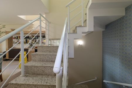 Casa à venda com 217m², 3 quartos e 5 vagasEscada piso inferior