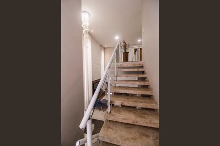 Casa de condomínio à venda com 250m², 3 quartos e 4 vagasEscada