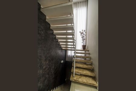 Casa de condomínio à venda com 250m², 3 quartos e 4 vagasEscada