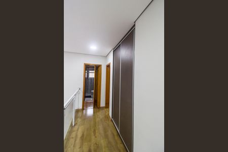 Casa de condomínio à venda com 250m², 3 quartos e 4 vagasCorredor