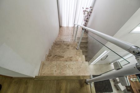 Casa de condomínio à venda com 250m², 3 quartos e 4 vagasEscada