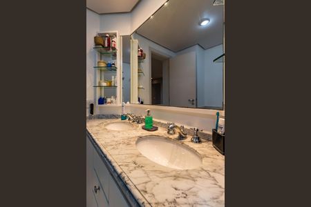 Apartamento à venda com 476m², 3 quartos e 4 vagas Apartamento à venda com 476m², 3 quartos e 4 vagasBanheiro da Suíte