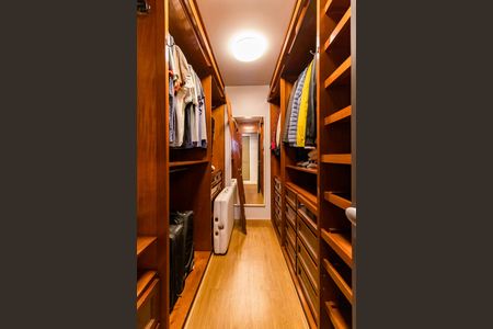 Apartamento à venda com 476m², 3 quartos e 4 vagas Apartamento à venda com 476m², 3 quartos e 4 vagasCloset da Suíte