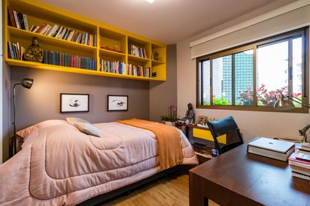 Apartamento à venda com 476m², 3 quartos e 4 vagas Apartamento à venda com 476m², 3 quartos e 4 vagasQuarto 1