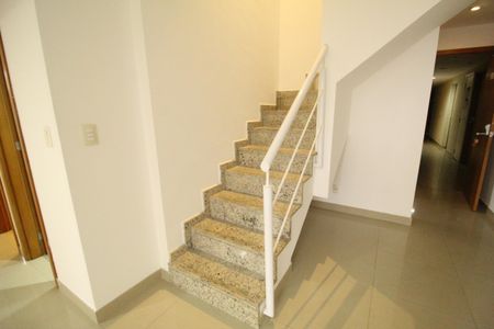 Apartamento à venda com 150m², 3 quartos e 2 vagasEscada