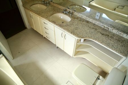 Apartamento à venda com 280m², 3 quartos e 4 vagasBanheiro da Suíte 1