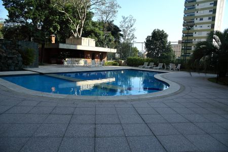 Apartamento à venda com 280m², 3 quartos e 4 vagasÁrea comum - Piscina