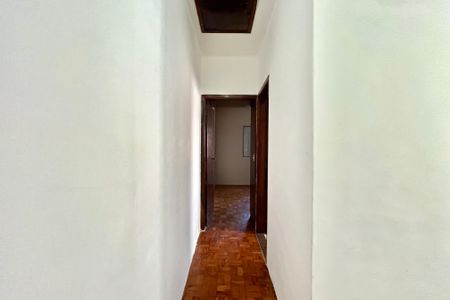 Casa à venda com 140m², 4 quartos e 2 vagas Casa à venda com 140m², 4 quartos e 2 vagasCorredor