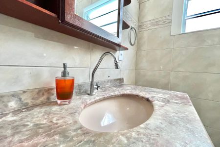 Casa à venda com 140m², 4 quartos e 2 vagas Casa à venda com 140m², 4 quartos e 2 vagasBanheiro Social