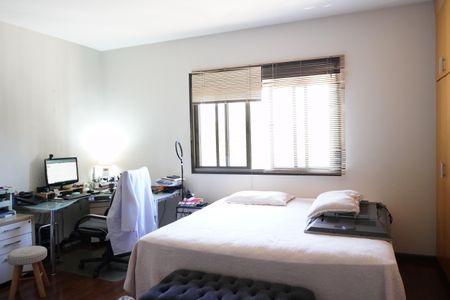 Casa à venda com 353m², 5 quartos e 4 vagasSuíte