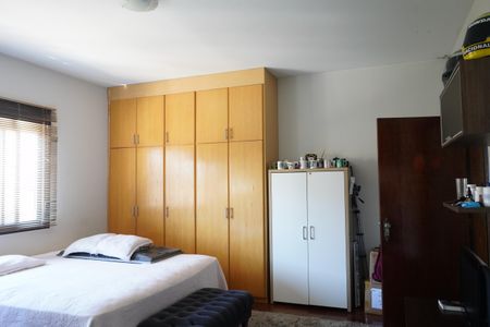 Casa à venda com 353m², 5 quartos e 4 vagasSuíte