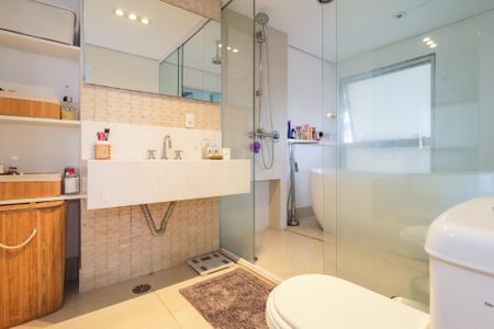 Apartamento à venda com 70m², 1 quarto e 2 vagas Apartamento à venda com 70m², 1 quarto e 2 vagasBanheiro da Suíte