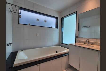 Casa de condomínio à venda com 350m², 4 quartos e 4 vagas Casa de condomínio à venda com 350m², 4 quartos e 4 vagasBanheiro da Suíte 1