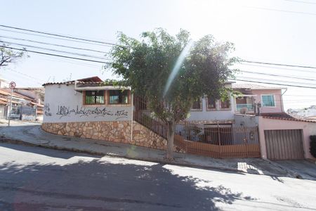 Casa à venda com 120m², 2 quartos e 2 vagas Casa à venda com 120m², 2 quartos e 2 vagasFachada