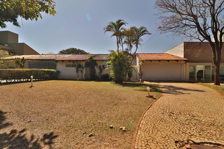 Casa para alugar com 350m², 4 quartos e 4 vagasFachada