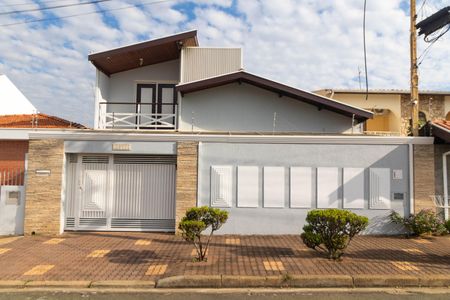 Casa à venda com 120m², 3 quartos e 2 vagas Casa à venda com 120m², 3 quartos e 2 vagasFachada