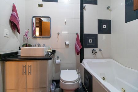 Casa à venda com 120m², 3 quartos e 2 vagas Casa à venda com 120m², 3 quartos e 2 vagasBanheiro