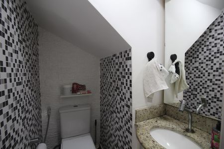 Casa de condomínio à venda com 146m², 4 quartos e 2 vagasLavabo