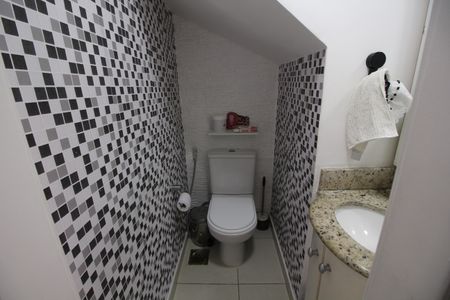 Casa de condomínio à venda com 146m², 4 quartos e 2 vagasLavabo
