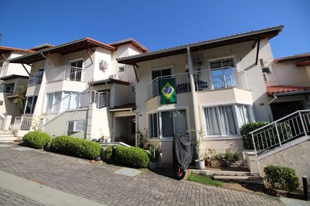 Casa de condomínio à venda com 146m², 4 quartos e 2 vagasFachada