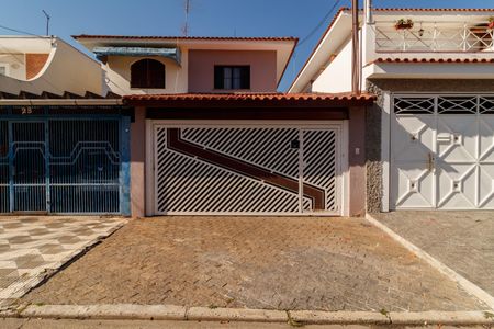 Casa à venda com 175m², 3 quartos e 2 vagas Casa à venda com 175m², 3 quartos e 2 vagasFachada