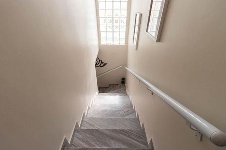Casa à venda com 152m², 3 quartos e 3 vagas Casa à venda com 152m², 3 quartos e 3 vagasEscada