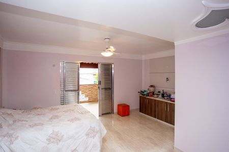 Casa à venda com 215m², 3 quartos e 2 vagasSuíte 2