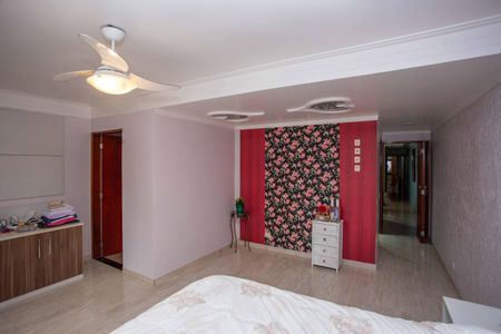 Casa à venda com 215m², 3 quartos e 2 vagasSuíte 2