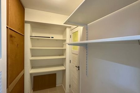Apartamento à venda com 99m², 3 quartos e 2 vagas Apartamento à venda com 99m², 3 quartos e 2 vagasQuarto de Serviço