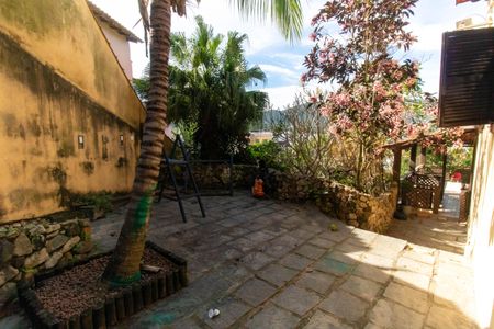 Casa à venda com 287m², 4 quartos e 3 vagas Casa à venda com 287m², 4 quartos e 3 vagasÁrea externa