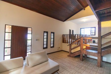 Casa à venda com 287m², 4 quartos e 3 vagas Casa à venda com 287m², 4 quartos e 3 vagasSala
