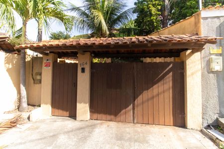 Casa à venda com 287m², 4 quartos e 3 vagas Casa à venda com 287m², 4 quartos e 3 vagasFachada