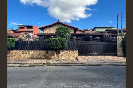 Casa para alugar com 310m², 4 quartos e 4 vagas