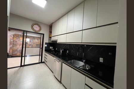 Casa para alugar com 310m², 4 quartos e 4 vagas