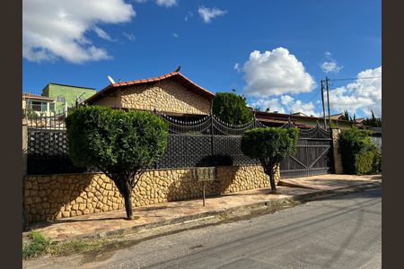 Casa para alugar com 310m², 4 quartos e 4 vagas