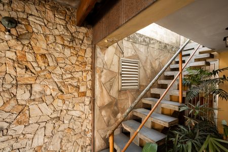 Casa à venda com 400m², 3 quartos e 2 vagas Casa à venda com 400m², 3 quartos e 2 vagasEscada