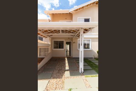 Casa de condomínio para alugar com 90m², 3 quartos e 2 vagas Casa de condomínio para alugar com 90m², 3 quartos e 2 vagasFachada