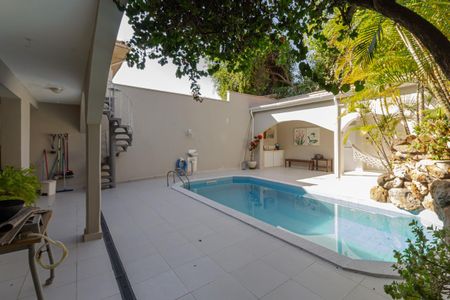 Casa à venda com 270m², 3 quartos e 2 vagasPiscina
