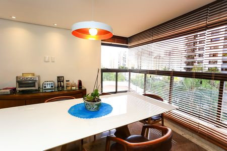 Apartamento à venda com 240m², 4 quartos e 4 vagas Apartamento à venda com 240m², 4 quartos e 4 vagasCopa