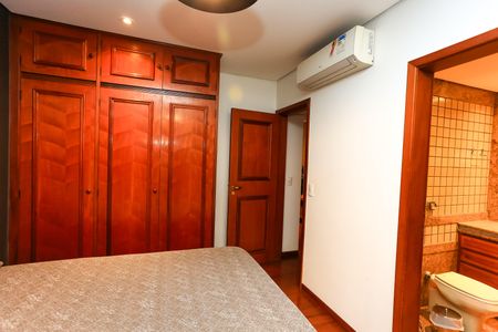 Apartamento à venda com 240m², 4 quartos e 4 vagas Apartamento à venda com 240m², 4 quartos e 4 vagasQuarto 1