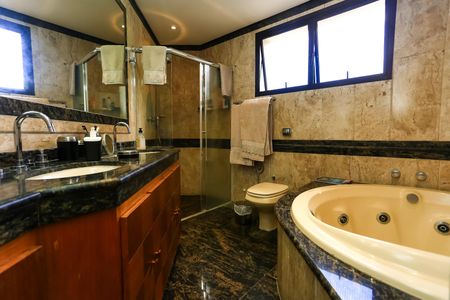 Apartamento à venda com 240m², 4 quartos e 4 vagas Apartamento à venda com 240m², 4 quartos e 4 vagasBanheiro do Quarto 4