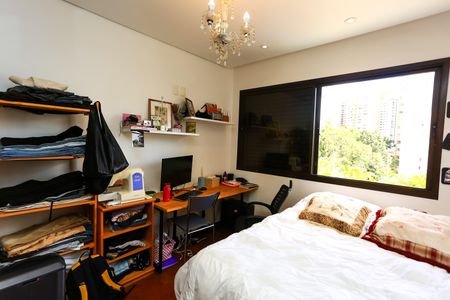 Apartamento à venda com 240m², 4 quartos e 4 vagas Apartamento à venda com 240m², 4 quartos e 4 vagasQuarto 3